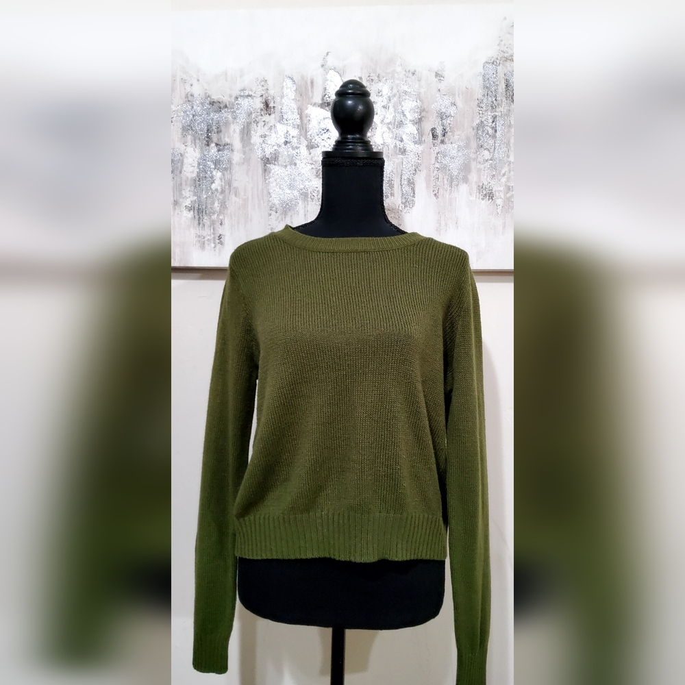 Dividen Olive Green Crew Neck Sweater with Fine-Knit Texture